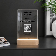 Plaque accueil personnalisée LED sur un comptoir noir