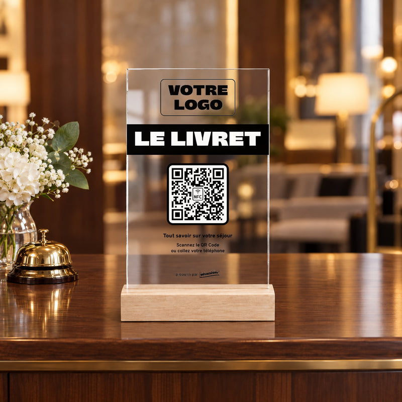 Plaque accueil personnalisée en acrylique à la réception d’un hôtel