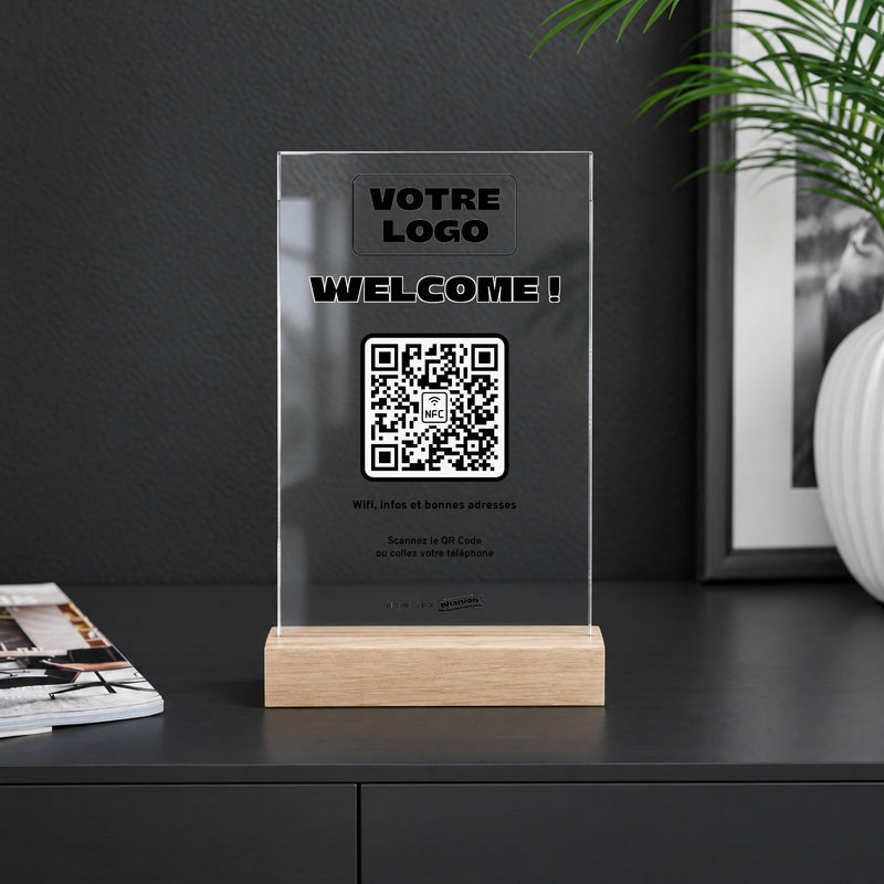 Plaque accueil personnalisée en acrylique sur un comptoir noir