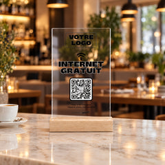 Plaque wifi personnalisée en acrylique sur le comptoir d’un restaurant