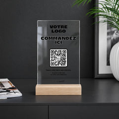 Plaque menu personnalisée en acrylique sur un comptoir noir