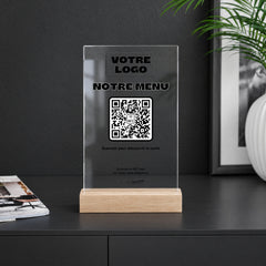 Plaque menu personnalisée en acrylique sur un comptoir noir