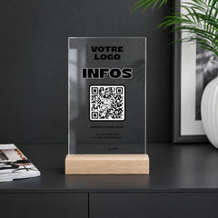 Plaque sur mesure personnalisée en acrylique sur un comptoir noir