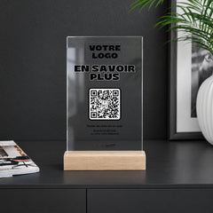 Plaque sur mesure personnalisée en acrylique sur un comptoir noir