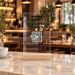 Plaque pourboire personnalisée en acrylique sur le comptoir d’un restaurant