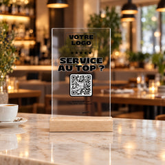 Plaque pourboire personnalisée en acrylique sur le comptoir d’un restaurant