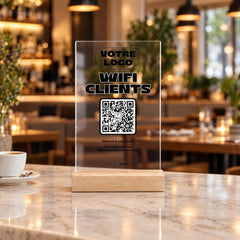 Plaque wifi personnalisée en acrylique sur le comptoir d’un restaurant