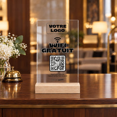 Plaque wifi personnalisée en acrylique à la réception d’un hôtel