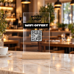 Plaque wifi personnalisée en acrylique sur le comptoir d’un restaurant