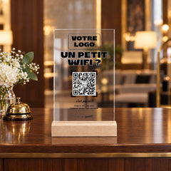 Plaque wifi personnalisée en acrylique à la réception d’un hôtel