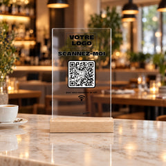 Plaque wifi personnalisée en acrylique sur le comptoir d’un restaurant