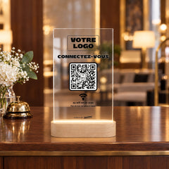 Plaque wifi personnalisée LED à la réception d’un hôtel